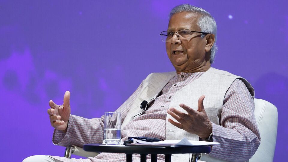 ছাত্র আন্দোলনের মুখে গত অগস্টে তাঁর সরকারের পতন হয়েছিল। এরপর দেশ থেকে পালিয়ে যান শেখ হাসিনা। এরপর গত ডিসেম্বরে বাংলাদেশের অন্তর্বর্তীকালীন সরকার শেখ হাসিনাকে প্রত্যর্পণের জন্য ভারতের কাছে অনুরোধে করে। তবে নয়াদিল্লি তাতে সাড়া দেয়নি। বরং বাংলাদেশ হাসিনার পাসপোর্ট বাতিল করলেও ভারত সরকার হাসিনার এখানে থাকার মেয়াদ বৃদ্ধি করে। (Bloomberg)