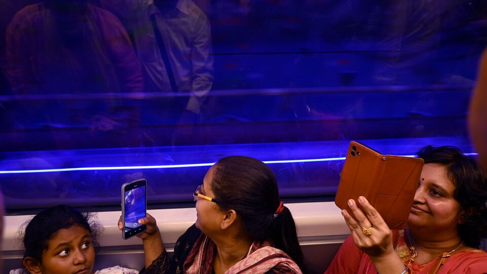 এমনিতে এয়ারপোর্ট স্টেশনের মতো এসপ্ল্যানেডেও ইন্টারচেঞ্জ পয়েন্ট আছে কলকাতা মেট্রোর। এসপ্ল্যানেডে ইতিমধ্যে ইস্ট-ওয়েস্ট মেট্রো এবং কলকাতা মেট্রোর নর্থ-সাউথ করিডরের ইন্টারচেঞ্জ পয়েন্ট হয়ে উঠেছে। সেইসঙ্গে কলকাতা মেট্রোর পার্পল লাইনেরও স্টেশন গড়ে উঠবে এসপ্ল্যানেডে। ফলে তিনটি লাইনের ইন্টারচেঞ্জিং পয়েন্ট হবে এসপ্ল্যানেড মেট্রো স্টেশনে। (ছবিটি প্রতীকী, সৌজন্যে সমীর জানা/হিন্দুস্তান টাইমস)