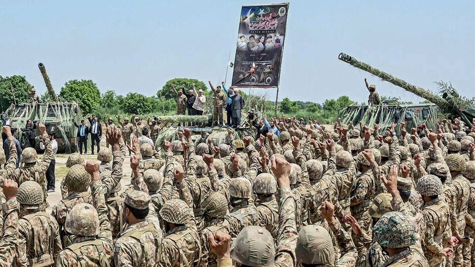 জেনারেল কুরিলা বলেন, যুক্তরাষ্ট্রের দেওয়া সীমিত গোয়েন্দা তথ্যের ভিত্তিতে পাকিস্তান আইএসআইএস খোরাসানের বিরুদ্ধে কয়েক ডজন অভিযান পরিচালনা করেছে। সেই সব অভিযানে বেশ কয়েকজন সন্ত্রাসীকে হত্যা করেছে তারা এবং কমপক্ষে পাঁচজন শীর্ষ স্থানীয় সন্ত্রাসীকে গ্রেফতার করেছে তারা। (AFP)