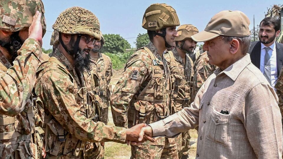 সাক্ষ্যকালে জেনারেল কুরিল্লা যুক্তরাষ্ট্রকে ভারত ও পাকিস্তান উভয়ের সঙ্গে কৌশলগত সম্পর্ক বজায় রাখার আহ্বান জানিয়ে বলেন, দক্ষিণ এশিয়া নীতিকে একতরফা দৃষ্টিকোণ থেকে দেখা উচিত নয়। ভারত ও পাকিস্তান উভয়ের সঙ্গেই আমাদের সম্পর্ক রাখতে হবে। ভারতের সঙ্গে সম্পর্ক থাকলে তা পাকিস্তানের সঙ্গে হতে পারবে না, এটা কোনও বাইনারি বিকল্প নয়। আমাদের প্রতিটি সম্পর্ককে তার নিজস্ব শক্তির ভিত্তিতে দেখা উচিত। (AFP)