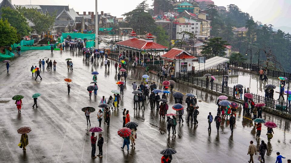 শনিবার আলিপুরদুয়ার এবং জলপাইগুড়ির একটি বা দুটি অংশে ভারী থেকে অতি ভারী বৃষ্টি (৭০ মিলিমিটার থেকে ২০০ মিলিমিটার) হবে। ওই দুটি জেলায় কমলা সতর্কতা জারি করা হয়েছে। দার্জিলিং, কালিম্পং এবং কোচবিহারে জারি করা হয়েছে হলুদ সতর্কতা। ওই তিনটি জেলার একটি বা দুটি অংশে ভারী বৃষ্টি হবে। (ছবিটি প্রতীকী, সৌজন্যে পিটিআই)
