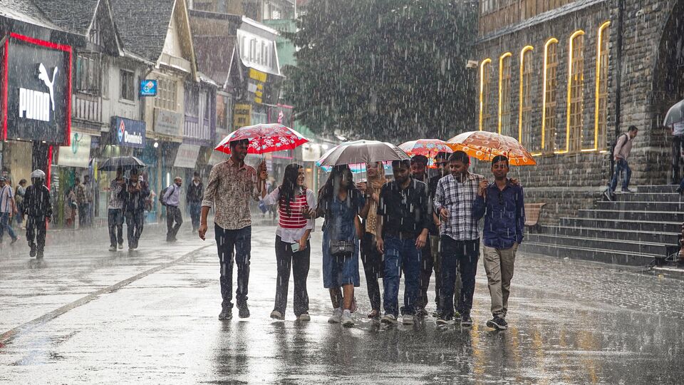 উত্তরবঙ্গের জেলাগুলির মধ্যে শুক্রবার দার্জিলিং, কালিম্পং, জলপাইগুড়ি, আলিপুরদুয়ার, কোচবিহার এবং উত্তর দিনাজপুরের একটি বা দুটি অংশে বজ্রবিদ্যুৎ-সহ হালকা থেকে মাঝারি বৃষ্টি হবে। ঝোড়ো হাওয়ার বেগ থাকবে ঘণ্টায় ৪০-৫০ কিমি। আবার জলপাইগুড়ির একটি বা দুটি অংশে ভারী বৃষ্টি হবে। ওই জেলাগুলিতে হলুদ সতর্কতা জারি করা হয়েছে।(ছবিটি প্রতীকী, সৌজন্যে পিটিআই)