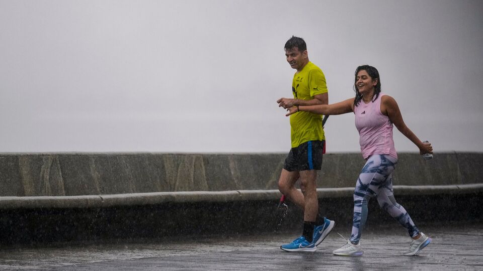 রবিবার দার্জিলিং, কালিম্পং, জলপাইগুড়ি, আলিপুরদুয়ার এবং কোচবিহারের একটি বা দুটি অংশে ভারী বৃষ্টি হবে। ওই পাঁচটি জেলায় হলুদ সতর্কতা জারি করা হয়েছে। সোমবার এবং মঙ্গলবার অবশ্য উত্তরবঙ্গের কোনও জেলায় সতর্কতা জারি করা হয়নি। (ছবিটি প্রতীকী, সৌজন্যে পিটিআই)