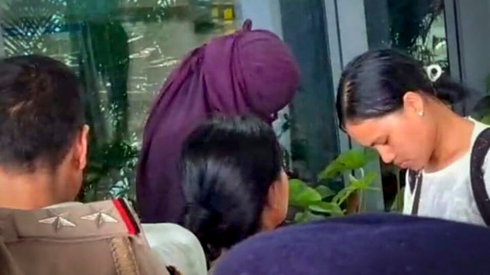 তদন্তের সঙ্গে যুক্ত এক পুলিশ আধিকারিকরে উদ্ধৃত করে সংবাদ সংস্থা পিটিআই জানিয়েছে, গত ২২ মে সোহরার একটি হোমস্টেতে পৌঁছন ওই দম্পতি। কোনও জায়গা খালি না থাকায়, তারা তাদের স্যুটকেসটি হোমস্টেতে রেখে এসেছিল। ডিজিপি নোংরাং বলেন, 'সোহরার একটি হোমস্টে থেকে ওই দম্পতির ফেলে যাওয়া স্যুটকেস থেকে আমরা সোনমের মঙ্গলসূত্র এবং একটি আংটি উদ্ধার করেছিলাম। একজন বিবাহিত মহিলা গয়না রেখে গেছেন দেখে আমাদের সন্দেহ হয়েছিল যে হয়ত সেও এতে যুক্ত।' (PTI)