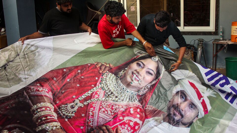 পরে সাইবার নজরদারি এবং সিসিটিভি ফুটেজের সাহায্যে পুলিশ সোনমের ডিজিটাল ফুটপ্রিন্টগুলি ট্র্যাক করে। গাজিপুরে ভাইকে ফোন করা মাত্রই পুলিশ তার অবস্থান ধরে ফেলে। মেঘালয় পুলিশের ডিজিপি আই নোঙ্গারাং সাংবাদিক সম্মেলনে জানান, সোনম ও তার কথিত প্রেমিক রাজ কুশওয়াহা, আকাশ রাজপুত, বিশাল চৌহান ও আনন্দ কুর্মিকে ভাড়া করেছিল। হত্যাকাণ্ডকে দুর্ঘটনা বলে দেখানোর চেষ্টা করা হলেও একজন ট্যুরিস্ট গাইডের সাক্ষ্যে ষড়যন্ত্রের বিষয়টি উন্মোচিত হয়। (PTI)