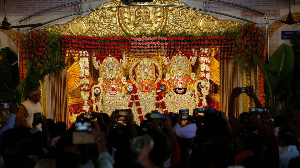 পুরীর জগন্নাথ মন্দিরের রান্নাঘরকে বিশ্বের বৃহত্তম রান্নাঘর হিসেবে বিবেচনা করা হয়। যেখানে প্রতিদিন হাজার হাজার ভক্তের জন্য প্রসাদ প্রস্তুত করা হয়। বেশিরভাগ মানুষই জানেন যে ভগবান জগন্নাথ মন্দিরের এমন অনেক রহস্য রয়েছে যা এখনও অমীমাংসিত। ভগবান জগন্নাথের মূর্তিতে স্পন্দিত হৃদস্পন্দন, মন্দিরের দরজায় প্রবেশের সঙ্গে সঙ্গে সমুদ্রের ঢেউয়ের শব্দ না থাকা অথবা এখানকার অলৌকিক রান্নাঘর। আজ আমরা জগন্নাথ মন্দিরের মহাপ্রসাদ এবং রান্নাঘর সম্পর্কিত আকর্ষণীয় তথ্য জেনে নেব।
