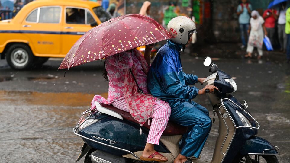 শুক্রবার উত্তর ২৪ পরগনা, দক্ষিণ ২৪ পরগনা, পূর্ব মেদিনীপুর, পশ্চিম মেদিনীপুর, নদিয়া, পুরুলিয়া, বাঁকুড়া ও ঝাড়গ্রাম এবং শনিবার উত্তর ২৪ পরগনা, দক্ষিণ ২৪ পরগনা, পূর্ব মেদিনীপুর, পশ্চিম মেদিনীপুর, নদিয়া, কলকাতা, হাওড়া, হুগলি ও ঝাড়গ্রামে বজ্রবিদ্যুৎ-সহ হালকা থেকে মাঝারি বৃষ্টি হবে। ঘণ্টায় ৩০-৪০ কিলোমিটার বেগে ঝড় উঠবে। সেইসঙ্গে হলুদ সতর্কতা জারি করা হয়েছে। (ছবি সৌজন্যে, সমীর জানা/হিন্দুস্তান টাইমস)