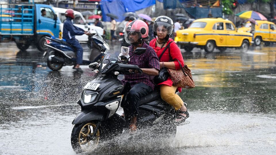 রবিবার দক্ষিণবঙ্গের সব জেলার একটি বা দুটি অংশে বজ্রবিদ্যুৎ-সহ হালকা থেকে মাঝারি বৃষ্টি হবে। উত্তর ২৪ পরগনা, দক্ষিণ ২৪ পরগনা, পূর্ব মেদিনীপুর এবং পশ্চিম মেদিনীপুরে ঘণ্টায় ৪০-৫০ কিমি বেগে ঝোড়ো হাওয়া বইবে। কলকাতা, হাওড়া, হুগলি, ঝাড়গ্রাম, পুরুলিয়া, বাঁকুড়া, পূর্ব বর্ধমান, পশ্চিম বর্ধমান, বীরভূম, মুর্শিদাবাদ এবং নদিয়ায় ঝড়ের বেগ থাকবে ঘণ্টায় ৩০-৪০ কিমি। (ছবি সৌজন্যে, সমীর জানা/হিন্দুস্তান টাইমস)