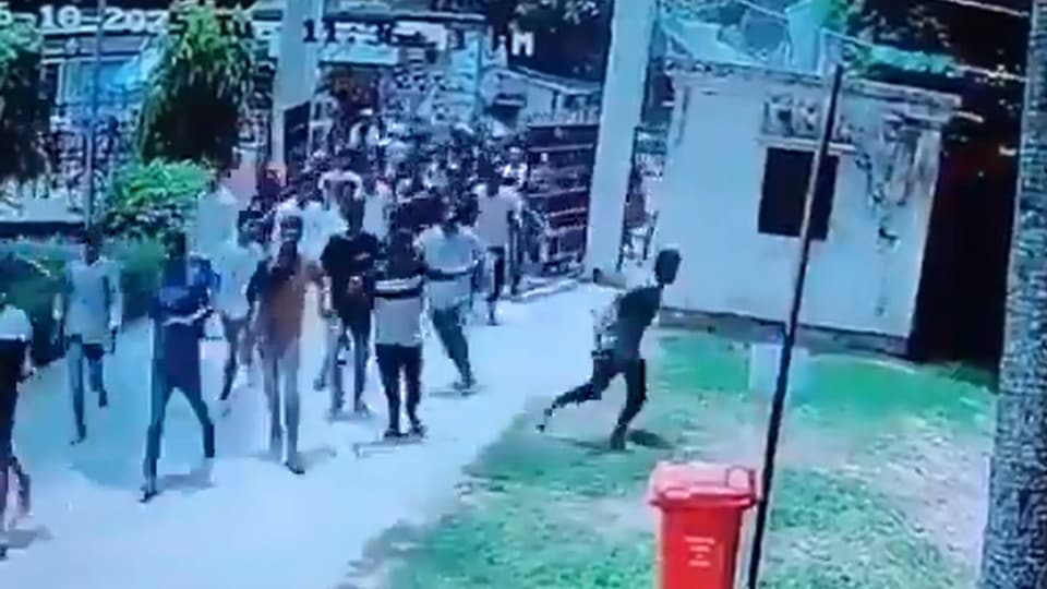 বাংলাদেশের সিরাজগঞ্জের শাহজাদপুরে রবীন্দ্র স্মৃতি বিজড়িত কাছারিবাড়িতে দুষ্কৃতীরা অবাধে ভাঙচুর চালায় সম্প্রতি। এবং সেই খবর বাংলাদেশি মিডিয়াতেই প্রকাশ করা হয়েছে। জানা গিয়েছে, আপাতত কাছারিবাড়িতে অনির্দিষ্টকালের জন্য দর্শনার্থীদের প্রবেশাধিকার বন্ধ করে দিয়েছে স্থানীয় প্রশাসন। 