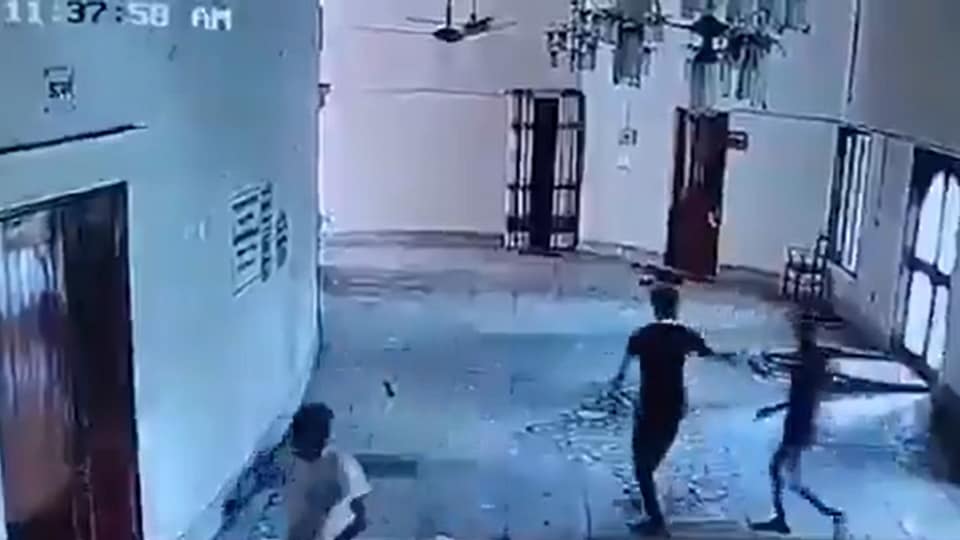 ঘটনা সূত্রপাত গত ৮ জুন। বিশ্বকবির সিরাজগঞ্জের বাড়ি ঐতিহাসিকভাবে কাছারি বাড়ি নামেই অধিক পরিচিত। এখানেই রবীন্দ্র মেমোরিয়াল মিউজিয়াম গড়ে উঠেছে। সেই মিউজিয়ামে ওই দিন গিয়েছিলেন এক ব্যক্তি। সেই দর্শনার্থীর অভিযোগ, তাঁকে অফিস ঘরে আটকে রাখা হয়। শারীরিকভাবে হেনস্থাও করা হয়েছিল। 