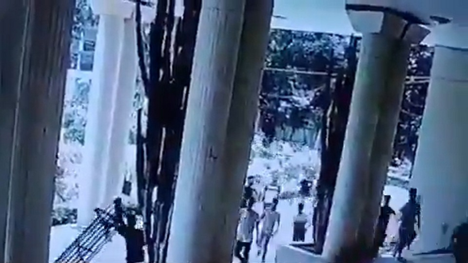 ব্রিটেনের মাটিতে বসে ভারতীয় মিডিয়ার বিরুদ্ধে নিজের খেয়াল খুশি মতো অনেক অভিযোগই করলেন মহম্মদ ইউনুস। তাঁর দাবি, ভারতীয় মিডিয়ার কারণেই নাকি ভারতের 'বেস্টফ্রেন্ড' হতে পারছে না বাংলাদেশ। সংখ্যালঘু অত্যাচার নিয়ে নাকি ভারতীয় মিডিয়াতে 'ভুয়ো খবর' ছড়ানো হয়। তবে লন্ডনে বসে যখন ইউনুস এই সব বড় বড় কথা বলছেন, তখন তাঁর দেশে রবীন্দ্রনাথ ঠাকুরের স্মৃতি বিজড়িত বাড়িতে হামলা চালাল দুষ্কৃতীরা। 