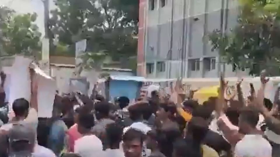 জানা গিয়েছে, কাছাড়িবাড়িতে হামলার জেরে বেশ কিছু মূল্যবান জিনিসপত্রের ক্ষতি হয়েছে। এদিকে এই ঘটনায় ইউনুসের দেশের পুলিশ স্বভাবতই নিষ্ক্রিয়। ঘটনার ভিডিয়ো ফুটেজ সোশ্যাল মিডিয়া থেকে শুরু করে খবরের চ্যানলে দেখা গেলেও পুলিশ কাউকে ধরতে পারেনি এখনও। 