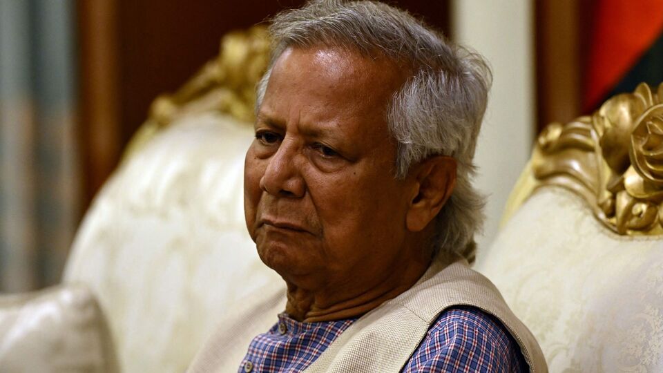 ইউনুসের কথায়, 'বাংলাদেশের আন্তর্জাতিক অপরাধ ট্রাইব্যুনালে শেখ হাসিনার বিরুদ্ধে অভিযোগ আনা হয়েছে। হাসিনাকে বাংলাদেশে ফেরাতে আমার প্রশাসনের প্রচেষ্টা অব্যাহত থাকবে। শেখ হাসিনার সব অপরাধের জন্য তাঁকে নোটিশ দেওয়া হয়েছে। তাই তাঁকে সেই নোটিশের জবাব দিতে হবে। এটি একটি লিগ্যাল নোটিশ, সুতরাং আমাদের ইন্টারপোলের কাছে যেতে হবে এবং এর মাধ্যমে যা কিছু করার তা করতে হবে।' (HT_PRINT)