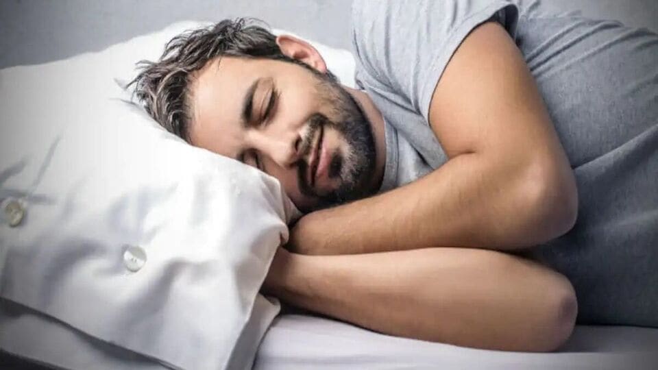 সারাদিনের কিছু অভ্যাসের জেরেই রাতে সঠিক সময় শুয়ে পড়লেও ভালোরকম ঘুম হয় না। এর মধ্যে অন্যতম কারণ হল দেরি করে খাবার খাওয়া। ঠিক সময় শুতে গেলেও অনেকে দেরি করে খাবার খেতে বসেন। এর ফলে বিপাক ক্রিয়া ধীর হয়ে যায়। পেটের সমস্যা হতে থাকে রাতভর‌। যা ঘুমের ব্যাঘাত ঘটায়। 