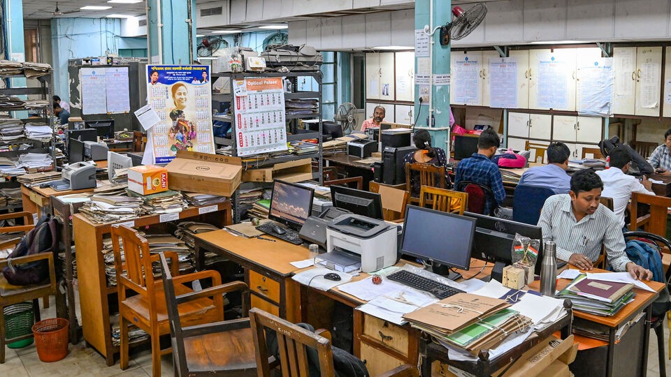 সরকারি কর্মীরে সেই প্রযুক্তির মাধ্যমে সরকারকে তাদের তথ্য প্রদান করলে অর্থ দফতর সহজেই নির্ধারণ করতে পারবে, কোন সরকারি কর্মীর কতটা বকেয়া ডিএ প্রাপ্য। উল্লেখ্য, গত ১৬ মে সুপ্রিম কোর্টের নির্দেশে বলা হয়েছিল, ৬ সপ্তাহের মধ্যে পঞ্চম বেতন কমিশনের অধীনে বকেয়া ডিএ-র ২৫ শতাংশ মেটাতে হবে। এবং ৪ সপ্তাহের মধ্যে বকেয়া ডিএ মেটানোর কাজ কতটা এগিয়েছে, সেই সংক্রান্ত রিপোর্ট জমা দিতে হবে। সরকারি কর্মীরা এই প্রযুক্তি ব্যবস্থায় নিজেদের তথ্য দিলে সেই রিপোর্ট দেওয়ার কাজ অনেকটাই সহজ হবে সরকারের জন্য। 