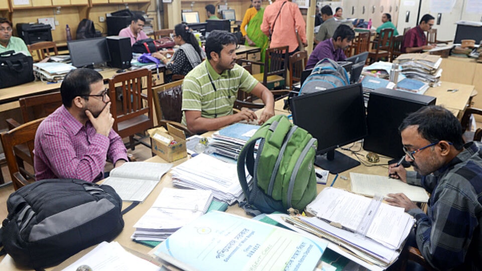 রিপোর্টে দাবি করা হয়, বকেয়া ডিএ-র অংশ মেটাতে নতুন পদ্ধতি তৈরি করার সিদ্ধান্ত নিয়েছে নবান্ন। নতুন প্রযুক্তির ব্যবহার করে কর্মীদের বকেয়া ডিএ দেওয়ার পথে হাঁটছে সরকার। একটি বেসরকারি সংস্থাকে সেই প্রযুক্তি তৈরির দায়িত্ব দেওয়া হয়েছে সরকারের তরফ থেকে। এই ব্যবস্থায় সরকারি কর্মীদের নিজস্ব পোর্টাল ‘ইন্টিগ্রেটেড ফিনানশিয়াল ম্যানেজমেন্ট সিস্টেম’-এ ২০০৯ সালে ‘রোপা’ কার্যকর হওয়ার পরে কার্যকালের মেয়াদ সংক্রান্ত তথ্য জানাতে হবে। অর্থাৎ, সরকারি কর্মচারীরা ২০০৯ সালের জুলাই থেকে ২০১৯ সালের ডিসেম্বর মাস পর্যন্ত নিজেদের কার্যকালের তথ্য জানাবেন। 