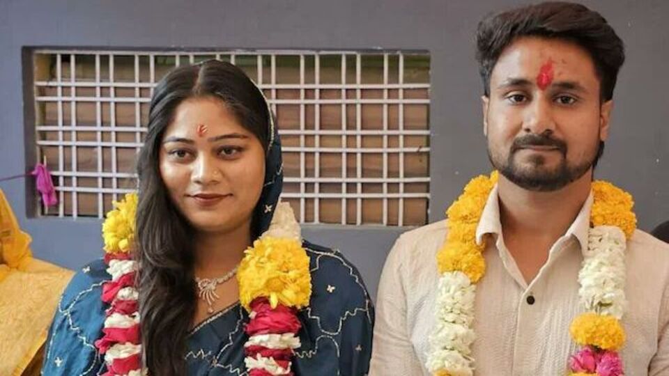 স্বামী রাজা রঘুবংশীকে খুনের দায়ে গ্রেফতার হওয়া সোনম রঘুবংশীর রহস্য আরও ঘনীভূত হল। মেঘালয়ে মধুচন্দ্রিমার সময় দম্পতির নিখোঁজ হওয়ার এই কাণ্ডে প্রতিদিনই নতুন নতুন মোড় আসছে। এতে খুনের রহস্য যেন আরও বাড়ছে। এতদিনে অবশ্য এটা স্পষ্ট হয়ে গিয়েছে যে রাজাকে খুন করিয়েছে সোনম। এর জন্য প্রেমিক রাজ কুশওয়াহার সাহায্য নিয়েছিল সোনম। তবে এবার প্রশ্ন উঠছে, রাজ নয়, তৃতীয় একজনের সঙ্গে পালানোর পরিকল্পনা ছিল সোনমের। 