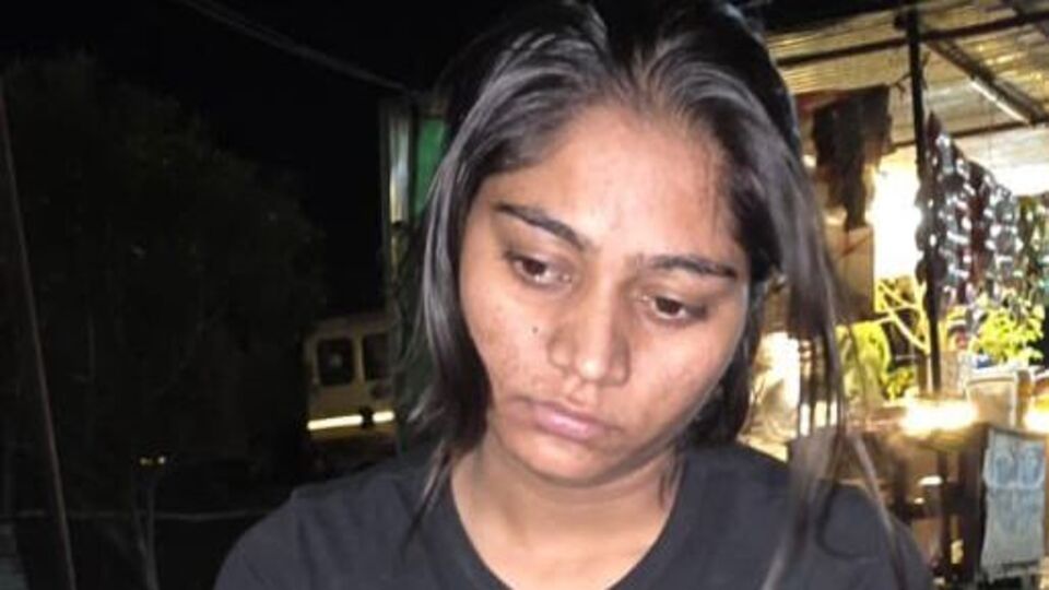 রাজা রঘুবংশীকে খুন করা ব্যক্তিদের কার অ্যাকাউন্ট থেকে টাকা দিয়েছিল সোনম? নামটা - জিতেন্দ্র রঘুবংশী। এখন এই জিতেন্দ্রকে নিয়েই জল্পনা তুঙ্গে। এই মামলাটি সম্পূর্ণ অন্য দিকে মোড় নিতে পারে নতুন এই তথ্যে। সোনমের ভাই গোবিন্দ দাবি করেছেন, এই জিতেন্দ্র হল তাদের মামাত ভাই। এদিকে গোবিন্দ জানান, সোনমের ইউপিআই অ্যাকাউন্ট নাকি জিতেন্দ্রের নামে খোলা হয়েছিল। তবে কেন তা করা হয়েছিল, তা স্পষ্ট করে জানাননি গোবিন্দ। 