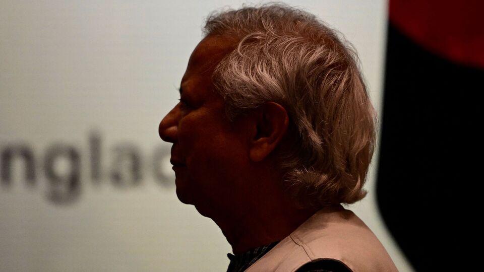 এর আগে ইউনুসকে আমন্ত্রণ জানিয়েও নাকি 'অপমান' করেছিল ফ্রান্স। এই আবহে ফ্রান্সের আমন্ত্রণ ফিরিয়ে দেন ইউনুস। জানা যায়, রাষ্ট্রসংঘের তৃতীয় ওশেন কনফারেন্সে যোগদানের জন্যে মহম্মদ ইউনুসকে আমন্ত্রণ জানিয়েছিলেন ফরাসি প্রেসিডেন্ট ইমুনায়েল ম্যক্রোঁ। তবে সেই সফরকালে নাকি ম্যাক্রোরঁ সঙ্গে দ্বিপাক্ষিক বৈঠকে বসতে চেয়েছিলেন ইউনুস। যদিও তাতে প্যারিসের তরফ থেকে সাড়া পাওয়া যায়নি। এই আবহে সফরে না যাওয়ার সিদ্ধান্ত নিয়েছিলেন ইউনুস।