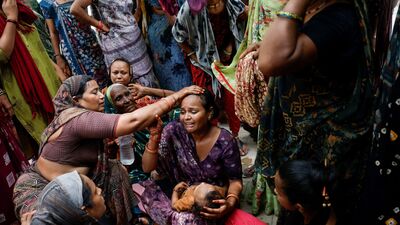 সেইসঙ্গে তিনি বলেন, ‘ওই টাকাটা দিয়ে আমি যদি একটা বিছানাও কিনি, আমি আর কীভাবে শুতে পারব? আমি বাবার ভালোবাসা আর কোথা থেকে পাব? সেটা কি আপনাদের টাকা দিয়ে কিনতে পারব? পুরোটা ছেলেখেলায় পরিণত করেছে এয়ার ইন্ডিয়া কর্তৃপক্ষ। যদি আপনারা ঠিকভাবে পরিষেবা দিতে না পারেন, তাহলে এয়ার ইন্ডিয়া বন্ধ করে দিন। আমার বাবা বলত, এয়ার ইন্ডিয়া আমার দেশের। সেটার পরিবর্তে কী মিলল?’ (আমদাবাদে অপর এক মহিলার আর্তনাদ ছবি সৌজন্যে রয়টার্স) 