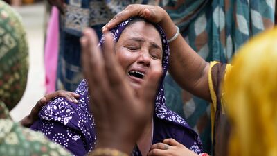 সংবাদমাধ্যম ইন্ডিয়া টুডে'তে ওই মহিলা বলেন, ‘আমার বাবার দোষ কী? এই বিমানে ওঠাটাই (আমার বাবার দোষ ছিল?) এয়ার ইন্ডিয়াকে বলুন, আমি ওদের এক কোটি টাকা দেব, আমার বাবাকে ফিরিয়ে দিন। আপনাদের কারণেই আমার বাবা আজ আর নেই। আপনাদের সবকিছু খতিয়ে দেখা উচিত ছিল। কেন আপনারা খতিয়ে দেখেননি? এক কোটি টাকায় আমার বাবাকে কিনবেন আপনারা?’ (আমদাবাদে অপর এক মহিলার আর্তনাদ ছবি সৌজন্যে এপি) সংবাদমাধ্যম ইন্ডিয়া টুডে'তে ওই মহিলা বলেন, ‘আমার বাবার দোষ কী? এই বিমানে ওঠাটাই (আমার বাবার দোষ ছিল?) এয়ার ইন্ডিয়াকে বলুন, আমি ওদের এক কোটি টাকা দেব, আমার বাবাকে ফিরিয়ে দিন। আপনাদের কারণেই আমার বাবা আজ আর নেই। আপনাদের সবকিছু খতিয়ে দেখা উচিত ছিল। কেন আপনারা খতিয়ে দেখেননি? এক কোটি টাকায় আমার বাবাকে কিনবেন আপনারা?’ (আমদাবাদে অপর এক মহিলার আর্তনাদ ছবি সৌজন্যে এপি)