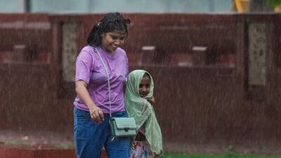 শনিবার জলপাইগুড়ি, আলিপুরদুয়ার, দার্জিলিং এবং কালিম্পঙে কমলা সতর্কতা জারি করা হয়েছে। জলপাইগুড়ি ও আলিপুরদুয়ারের একটি বা দুটি অংশে ভারী থেকে অতি ভারী বৃষ্টি হবে। দার্জিলিং ও কালিম্পঙের একটি বা দুটি জায়গায় ভারী বৃষ্টি হতে পারে। কোচবিহার, উত্তর দিনাজপুর এবং দক্ষিণ দিনাজপুরে হলুদ সতর্কতা জারি করা হয়েছে। কোচবিহারে ভারী বৃষ্টি হবে। দুই দিনাজপুরে বজ্রবিদ্যুৎ-সহ হালকা থেকে মাঝারি বৃষ্টি হতে পারে। ঝড়ের বেগ থাকবে ঘণ্টায় ৩০-৪০ কিমি। (ছবিটি প্রতীকী, সৌজন্যে পিটিআই) 