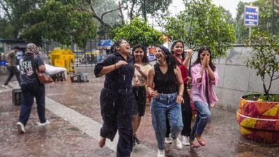 রবিবার উত্তরবঙ্গের সব জেলায় হলুদ সতর্কতা জারি করা হয়েছে। দার্জিলিং, কালিম্পং, জলপাইগুড়ি, আলিপুরদুয়ার, কোচবিহার এবং উত্তর দিনাজপুরের একটি বা দুটি অংশে ভারী বৃষ্টি হবে। উত্তর দিনাজপুর,, দক্ষিণ দিনাজপুর এবং মালদায় বজ্রবিদ্যুৎ-সহ হালকা থেকে মাঝারি বৃষ্টি হতে পারে। ঝড়ের বেগ থাকবে ঘণ্টায় ৪০-৫০ কিমি। (ছবিটি প্রতীকী, সৌজন্যে পিটিআই) 