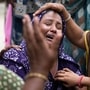 সংবাদমাধ্যম ইন্ডিয়া টুডে'তে ওই মহিলা বলেন, ‘আমার বাবার দোষ কী? এই বিমানে ওঠাটাই (আমার বাবার দোষ ছিল?) এয়ার ইন্ডিয়াকে বলুন, আমি ওদের এক কোটি টাকা দেব, আমার বাবাকে ফিরিয়ে দিন। আপনাদের কারণেই আমার বাবা আজ আর নেই। আপনাদের সবকিছু খতিয়ে দেখা উচিত ছিল। কেন আপনারা খতিয়ে দেখেননি? এক কোটি টাকায় আমার বাবাকে কিনবেন আপনারা?’ (আমদাবাদে অপর এক মহিলার আর্তনাদ ছবি সৌজন্যে এপি)