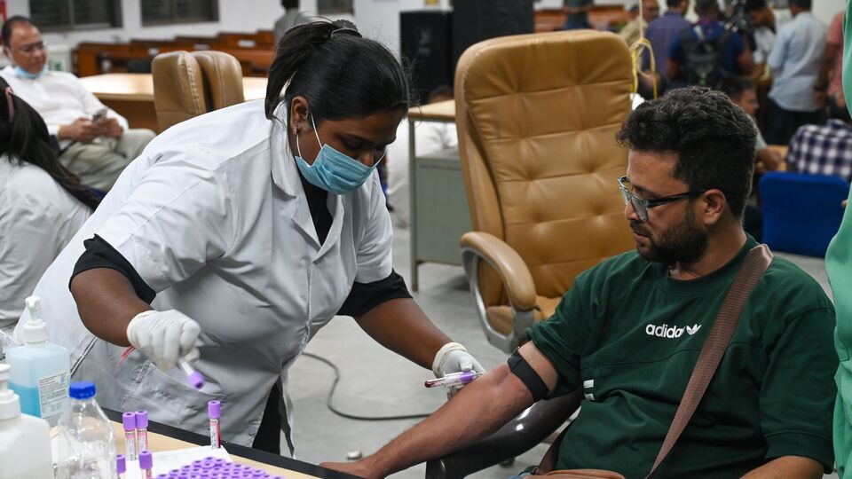 ওই অভিশপ্ত এয়ার ইন্ডিয়ার বোয়িং ৭৮৭-৮ ড্রিমলাইনারে (এআই-১৭১) মোট ২৪১ জন ছিলেন। তাঁদের মধ্যে একজনই জীবিত আছেন বলে প্রাথমিকভাবে খবর মিলেছে। বাকি ২৪১ জনেরই মৃত্যুর আশঙ্কা করা হচ্ছে। সেইসঙ্গে যে এলাকায় বিমান ভেঙে পড়েছে, সেখানকারও কয়েকজনের মৃত্যু হয়েছে। আপাতত ডিএনএ স্যাম্পেলিংয়ের কাজ চলছে। কারণ এমনই অবস্থা হয়েছে যে মৃতদেহ চিহ্নিত করা যাচ্ছে না। (ছবি সৌজন্যে, রাজ শিন্ডে/হিন্দুস্তান টাইমস)