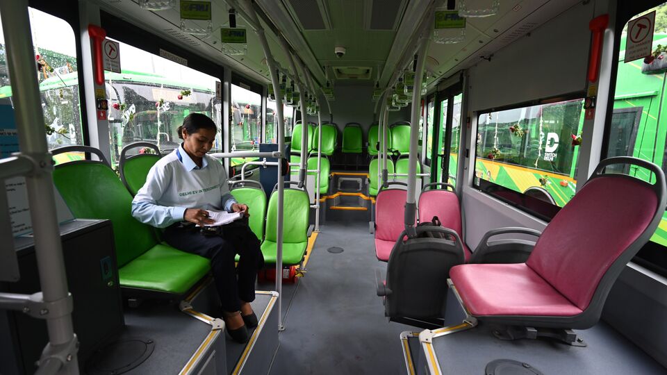 যে ২০০টি বাস কেনা হচ্ছে, সেগুলি বিভিন্ন ধরনের হবে। সূত্রের খবর, ৬০ শতাংশ বাস হল সেমি-ডিল্যাক্স ধরনের। বাকি বাসগুলির মধ্যে কয়েকটি মিডিবাস (সিঙ্গল ডেকার মিনিবাস) এবং কয়েকটি ডিল্যাক্স বাস থাকবে। বাসগুলির আসন সংখ্যা ৩০-৪০-র ঘরে থাকবে বলে সূত্রের খবর। ডিল্যাক্স বাসগুলিতে আবার পুশব্যাক সিটও থাকবে। (ছবিটি প্রতীকী, সৌজন্যে সোনু মেহতা/হিন্দুস্তান টাইমস)