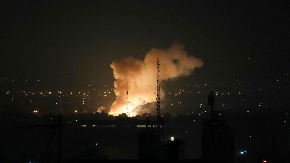 জানা গিয়েছে, বিস্ফোরণের আওয়াজে আজ ভোররাতে ঘুম ভেঙে যায় ইরানের তেহরানের মানুষের। ইরানের রাষ্ট্রীয় টেলিভিশন বিস্ফোরণের কথা স্বীকার করেছে। এদিকে ইজরায়েলের প্রতিরক্ষামন্ত্রী কাটজ নিজের দেশএ জরুরি অবস্থা ঘোষণা করে বলেন, শুক্রবার দেশটির স্কুলগুলো বন্ধ থাকবে। তবে কী ধরনের আঘাত ইজরায়েল হেনেছে সে বিষয়ে তাৎক্ষণিকভাবে কিছু জানা যায়নি। (AP)