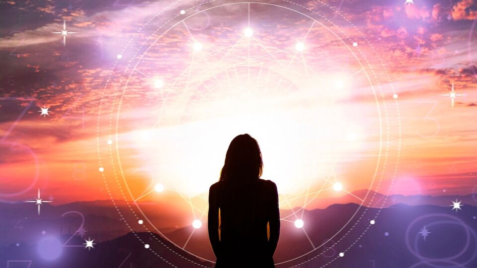 দেবদেবী - স্বপ্নে কোনও দেবতা বা দেবীকে দেখতে পাওয়ার অর্থ আপনার জীবনে তাঁর আশীর্বাদ বর্ষিত হচ্ছে সংগোপনে। তিনি আপনার কর্মের উপর নজর রাখছেন। দ্রুতই আপনার পরিশ্রমের স্বীকৃতি আসবে সেই দেবতা বা দেবীর কাছ থেকে। আপনার কষ্ট লাঘব করবেন তিনি।