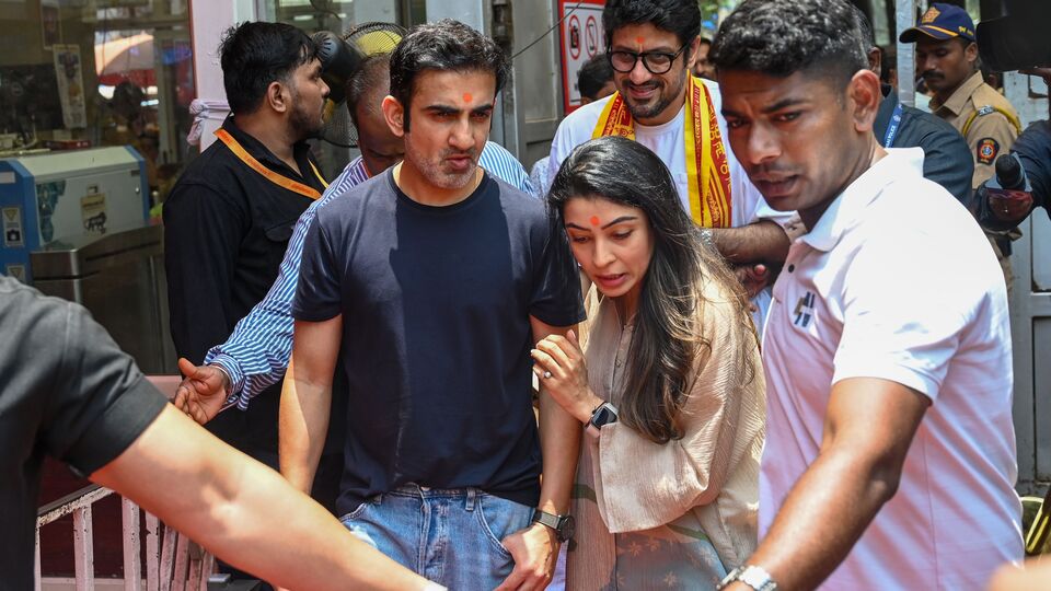 ভারতীয় ক্রিকেট বোর্ডের (বিসিসিআই) এক কর্তাকে উদ্ধৃত করে সংবাদমাধ্যম স্পোর্টসস্টারের প্রতিবেদনে জানানো হয়েছে, শুক্রবারই লন্ডন থেকে ভারতের উদ্দেশে রওনা দিয়েছেন গম্ভীর। হৃদরোগে আক্রান্ত হয়ে গম্ভীরের মা নয়াদিল্লির একটি হাসপাতালে ভরতি আছেন। মা'কে দেখতেই তড়িঘড়ি দেশে ফেরার সিদ্ধান্ত নেন ভারতীয় দলের হেড কোচ। তাঁর পাশে দাঁড়িয়েছে বোর্ডও। (ফাইল ছবি, সৌজন্যে রাজু শিন্ডে/হিন্দুস্তান টাইমস)