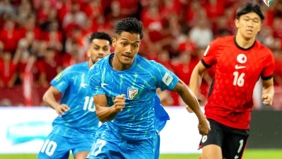 ভারতীয় ফুটবল দল একের পর এক ধাক্কা খেয়েই চলেছে। বাংলাদেশের বিরুদ্ধে আটকে যাওয়ার পর এবার হংকং-র কাছেও হেরেছে তাঁরা। একটা গোলও করতে পারেনি ভারত। মূলত স্ট্রাইকার সমস্যাতেই জর্জরিত টিম ইন্ডিয়া। তাই এবার বড় সিদ্ধান্ত নিয়ে চলেছে ফেডারেশন। ছবি- ইন্ডিয়ান ফুটবল টিম এক্স