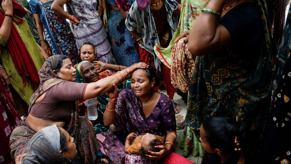 সেইসঙ্গে তিনি বলেন, ‘ওই টাকাটা দিয়ে আমি যদি একটা বিছানাও কিনি, আমি আর কীভাবে শুতে পারব? আমি বাবার ভালোবাসা আর কোথা থেকে পাব? সেটা কি আপনাদের টাকা দিয়ে কিনতে পারব? পুরোটা ছেলেখেলায় পরিণত করেছে এয়ার ইন্ডিয়া কর্তৃপক্ষ। যদি আপনারা ঠিকভাবে পরিষেবা দিতে না পারেন, তাহলে এয়ার ইন্ডিয়া বন্ধ করে দিন। আমার বাবা বলত, এয়ার ইন্ডিয়া আমার দেশের। সেটার পরিবর্তে কী মিলল?’ (আমদাবাদে অপর এক মহিলার আর্তনাদ ছবি সৌজন্যে রয়টার্স)