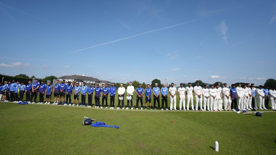 আজ থেকেই ভারতীয় 'এ' দলের সঙ্গে টিম ইন্ডিয়ার সিনিয়র দলের প্র্যাকটিস ম্যাচ খেলার কথা আছে। ভারতীয় 'এ' দল ইতিমধ্যে দুটি বেসরকারি টেস্ট খেলে ফেলেছে। তবে যাঁরা প্রথম টেস্টে নামবেন, তাঁদের মধ্যে মেরেকেটে দু'তিনজন সেই বেসরকারি টেস্টে খেলেছেন। ফলে এই প্র্যাকটিস ম্যাচের দিকে সকলের নজর আছে। ২০ জুন প্রথম টেস্ট শুরুর আগে এখানেই শেষ ম্যাচ প্র্যাকটিসের সুযোগ পাবেন ভারতীয় খেলোয়াড়রা। (ছবি সৌজন্যে, ফেসবুক Indian Cricket Team)