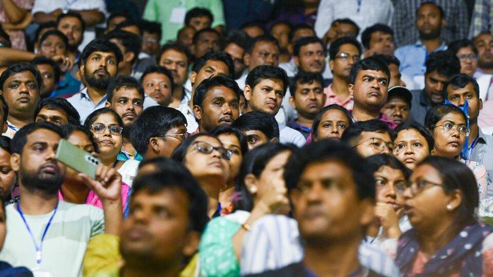 এবার বিধানসভায় চাকরিহারা শিক্ষকরা, দাবি পত্র দিলেন স্পিকার বিমাানকে (Hindustan Times)