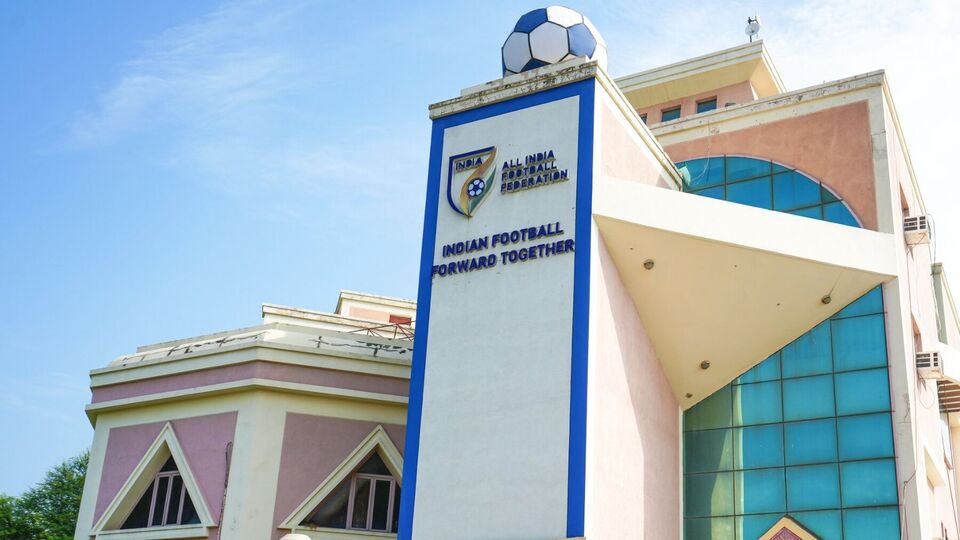 ফেডারেশনের সভাপতি কল্যাণ চৌবে জানান, ‘ম্যানোলো খুব বড় মানের কোচ আর ওর ভারতীয় ফুটবল সম্পর্কে জ্ঞান রয়েছে। কিন্তু শেষ কয়েকদিনে আমরা অনেক ফোন পেয়েছি যে আদৌ তিনি ভারতীয় দলের কোচ থাকবেন কিনা। আমাদের কার্যকরি সমিতির বৈঠক রয়েছে ২৯জুন, সেদিনই আমরা এই নিয়ে সিদ্ধান্ত নেবে। আমাদের জাতীয় দল পরপর ধাক্কা খেয়েছে। প্রথমে গোল না করে ম্যাচ জেতার আশা করা উচিত নয় ’। ছবি- এআইএফএফ