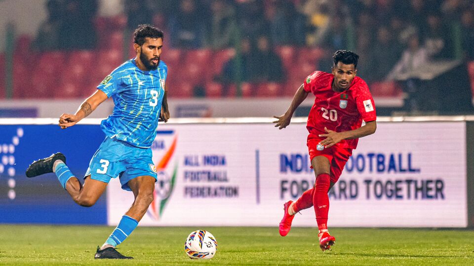 ভারতীয় দলে ডিফন্ডার হিসেবে শুভাশিস, সন্দেশ ঝিংগান, আনোয়াররা ভালোই খেলেছেন। কিন্তু গোল করার লোক না থাকায় দল ডুবছে। যা দেখেই ফেডারেশনের সভাপতি কল্যাণ চৌবে স্পষ্ট বলছেন, ‘এটা যে কোনও ফুটবলারের পক্ষেই খুব কঠিন কাজ, ক্লাব ফুটবলে দীর্ঘ সময় সাপোর্টিং রোলে খেলার পর জাতীয় দলে এসে ৩-৪ দিনের মধ্যে পজিটিভ বক্স স্ট্রাইকারে নিজেকে কনভার্ট করা। এর জন্য আক্রমণে ভারতীয়দের খেলার সুযোগ দিতে হবে। এবারের আইএসএলে একমাত্র সুনীলই বক্স স্ট্রাইকার হিসেবে খেলেছে ’। ছবি- ইন্ডিয়ান ফুটবল(@IndianFootball)