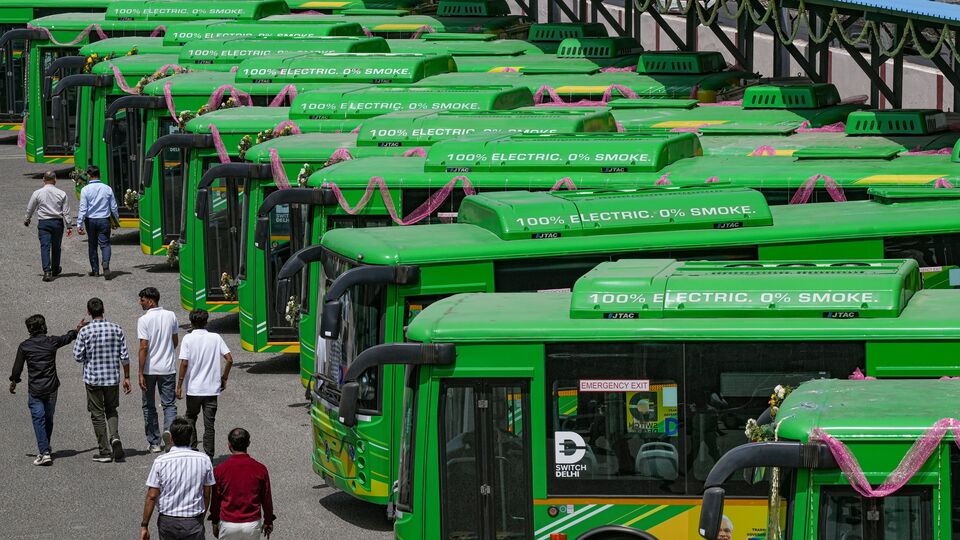 এমনিতে কলকাতা ও শহরতলিতে সরকারি বাস পাওয়া নিয়ে প্রায়শই অভিযোগ শোনা যায়। অভিযোগ উঠেছে, পশ্চিমবঙ্গ পরিবহণ নিগমের হাতে থাকা একগুচ্ছ বাস অকেজো হয়ে ডিপোয় পড়ে আছে। সেটার যা ফল হওয়ার, তাই হয়েছে। রাস্তায় পর্যাপ্ত বাস মেলে না। পুজোর মধ্যে যদি ২০০টি বাসই রাস্তায় নামানো যায়, তাহলে যাত্রীরা কিছুটা স্বস্তির নিঃশ্বাস ফেলবেন বলে মনে করছে সংশ্লিষ্ট মহল। (ছবিটি প্রতীকী, সৌজন্যে পিটিআই)