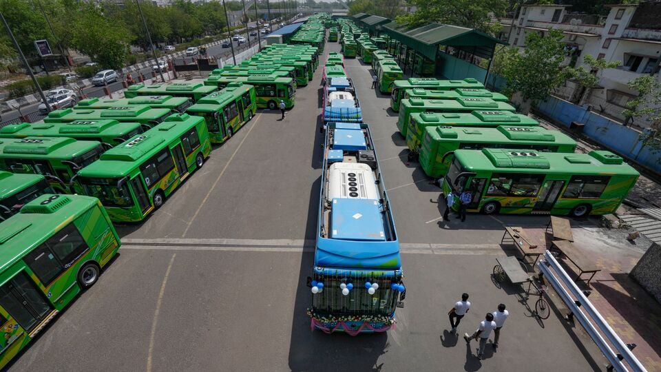 দুর্গাপুজোর আগেই ২০০টি এসি সিএনজি বাস পেতে চলেছে কলকাতা। সূত্রের খবর, টেন্ডার প্রক্রিয়ার মাধ্যমে সেই ২০০টি বাস সরবরাহের দায়িত্ব পেয়েছে তিনটি প্রথমসারির সংস্থা। সবকিছু ঠিকঠাক থাকলে আগামী সেপ্টেম্বরের মধ্যে পশ্চিমবঙ্গ পরিবহণ নিগমের হাতে সেই বাসগুলি চলে আসবে। যেগুলি কলকাতা এবং কলকাতা-লাগোয়া বিভিন্ন রুটে সেই পরিবেশ-বান্ধব বাস ব্যবহার করা হবে। (ছবিটি প্রতীকী, সৌজন্যে পিটিআই)