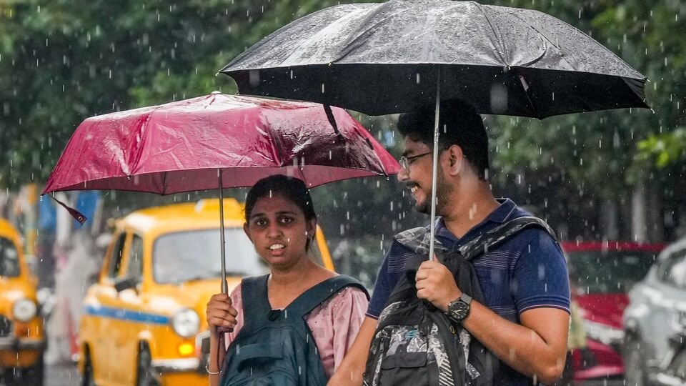 বুধবারও দক্ষিণবঙ্গের একাধিক জেলায় ভারী বৃষ্টি হতে পারে। সেদিন বীরভূম, পশ্চিম বর্ধমান, পুরুলিয়া এবং মুর্শিদাবাদের একটি বা দুটি অংশে ভারী বৃষ্টি হবে। ওই চারটি জেলায় হলুদ সতর্কতা জারি করা হয়েছে। বাকি ১১টি জেলায় (কলকাতা, হাওড়া, হুগলি, উত্তর ২৪ পরগনা, দক্ষিণ ২৪ পরগনা, পূর্ব মেদিনীপুর, পশ্চিম মেদিনীপুর, ঝাড়গ্রাম, বাঁকুড়া, পূর্ব বর্ধমান এবং নদিয়া) কোনও সতর্কতা জারি করা হয়নি। (ছবি সৌজন্যে পিটিআই)