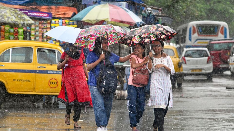 সোমবার এবং মঙ্গলবার দক্ষিণবঙ্গের প্রতিটি জেলায় বজ্রবিদ্যুৎ-সহ হালকা থেকে মাঝারি বৃষ্টি হবে। ঘণ্টায় ৩০-৪০ কিমি বেগে ঝড় উঠবে। সব জেলায় হলুদ সতর্কতা জারি করা হয়েছে। সোমবার দক্ষিণ ২৪ পরগনা, পূর্ব মেদিনীপুর ও পশ্চিম মেদিনীপুর এবং মঙ্গলবার পূর্ব বর্ধমান, পশ্চিম বর্ধমান, বাঁকুড়া, পুরুলিয়া, দক্ষিণ ২৪ পরগনা, ঝাড়গ্রাম ও পশ্চিম মেদিনীপুরের একটি বা দুটি অংশে ভারী বৃষ্টি হতে পারে। (ছবি সৌজন্যে পিটিআই)