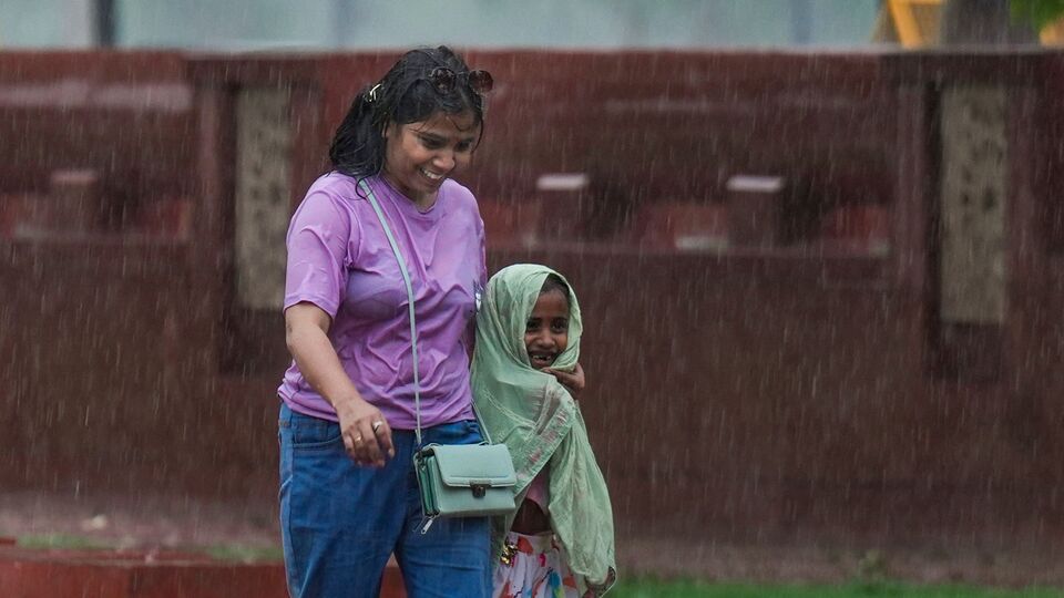 শনিবার জলপাইগুড়ি, আলিপুরদুয়ার, দার্জিলিং এবং কালিম্পঙে কমলা সতর্কতা জারি করা হয়েছে। জলপাইগুড়ি ও আলিপুরদুয়ারের একটি বা দুটি অংশে ভারী থেকে অতি ভারী বৃষ্টি হবে। দার্জিলিং ও কালিম্পঙের একটি বা দুটি জায়গায় ভারী বৃষ্টি হতে পারে। কোচবিহার, উত্তর দিনাজপুর এবং দক্ষিণ দিনাজপুরে হলুদ সতর্কতা জারি করা হয়েছে। কোচবিহারে ভারী বৃষ্টি হবে। দুই দিনাজপুরে বজ্রবিদ্যুৎ-সহ হালকা থেকে মাঝারি বৃষ্টি হতে পারে। ঝড়ের বেগ থাকবে ঘণ্টায় ৩০-৪০ কিমি। (ছবিটি প্রতীকী, সৌজন্যে পিটিআই)