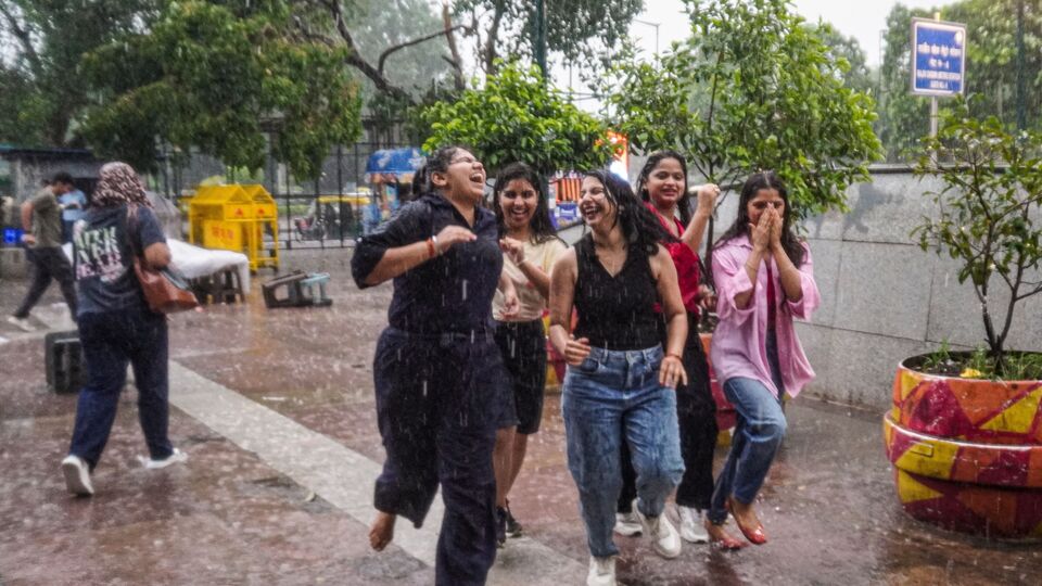 রবিবার উত্তরবঙ্গের সব জেলায় হলুদ সতর্কতা জারি করা হয়েছে। দার্জিলিং, কালিম্পং, জলপাইগুড়ি, আলিপুরদুয়ার, কোচবিহার এবং উত্তর দিনাজপুরের একটি বা দুটি অংশে ভারী বৃষ্টি হবে। উত্তর দিনাজপুর,, দক্ষিণ দিনাজপুর এবং মালদায় বজ্রবিদ্যুৎ-সহ হালকা থেকে মাঝারি বৃষ্টি হতে পারে। ঝড়ের বেগ থাকবে ঘণ্টায় ৪০-৫০ কিমি। (ছবিটি প্রতীকী, সৌজন্যে পিটিআই)