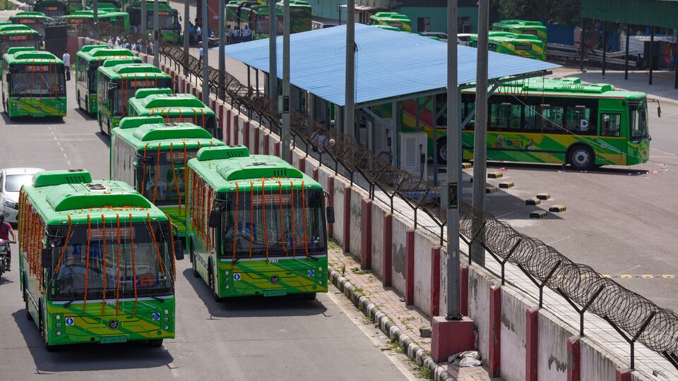 কোন কোন রুটে সেইসব বাস চালানো হতে পারে? সূত্রের খবর, এসপ্ল্যানেড থেকে দমদম, উল্টোডাঙা থেকে এয়ারপোর্ট, বেলগাছিয়া থেকে সায়েন্স সিটি, উল্টোডাঙা থেকে যাদবপুরের মতো গুরুত্বপূর্ণ রুটে এসি সিএনজি বাস চালানো হতে পারে। তাছাড়াও কলকাতা এবং শহরতলির কয়েকটি রুটে সেই পরিবেশ-বান্ধব বাস নামানো হতে পারে বলে মনে করছে সংশ্লিষ্ট মহল। (ছবিটি প্রতীকী, সৌজন্যে পিটিআই)