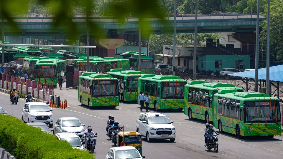 সংশ্লিষ্ট মহলের মতে, সিএনজি বাস চালু হলে যেমন রাজ্য সরকার এবং যাত্রীদের লাভ হবে, তেমনই সেটা পরিবেশের জন্য ভালো হবে। রাজ্য সরকারের খরচ কমবে। ডিজেলে চলা বাসের পরিবর্তে সিএনজি বাস চালানো হলে পরিবেশের পক্ষেও ভালো হবে। কমবে দূষণ। আর যাত্রীরা স্বস্তিতে যাতায়াত করতে পারবেন। (ছবিটি প্রতীকী, সৌজন্যে পিটিআই)