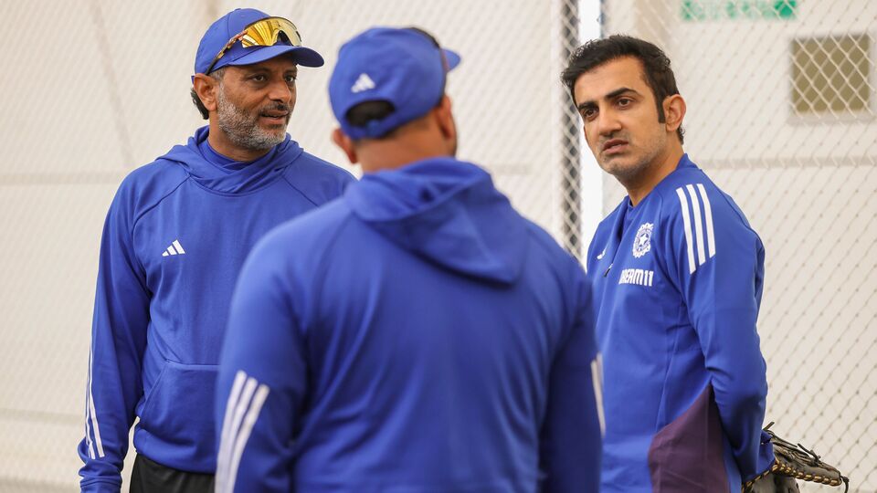 গম্ভীরের অনুপস্থিতিতে আপাতত ভারতীয় দলের দায়িত্ব সামলাচ্ছেন সহকারী কোচ রায়ান টেন ডেসকোটে, ব্যাটিং কোচ সীতাংশু কোটাক এবং বোলিং কোচ মর্নি মর্কেল। যতদিন না গম্ভীর দলের সঙ্গে যোগ দিচ্ছেন, ততদিন তাঁদের অধীনেই থাকবেন টিম ইন্ডিয়ার খেলোয়াড়রা। তাঁরা যে প্র্যাকটিস ম্যাচ খেলবেন, সেইসময় ভারতীয় দলের কোচিংয়ের ব্যাটন থাকবে ডেসকোটেদের হাতেই। (ছবি সৌজন্যে বিসিসিআই)