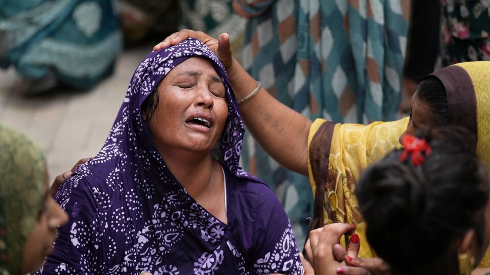 এয়ার ইন্ডিয়াকে দুষে ওই মহিলা আরও বলেছেন, 'ওরা বলছে যে এক কোটি টাকা দেবে। আমি ওদের বলতে চাই যে আমি আপনাদের দু'কোটি টাকা দেব। আমার বাবাকে ফিরিয়ে দিন শুধু। আমি এয়ার ইন্ডিয়াকে চ্যালেঞ্জ করছি। আমি টাকা নিয়ে কী করব, যখন আমার বাবাকেই আর ফিরিয়ে আনতে পারব না?' (আমদাবাদে অপর এক মহিলার আর্তনাদ ছবি সৌজন্যে পিটিআই)
