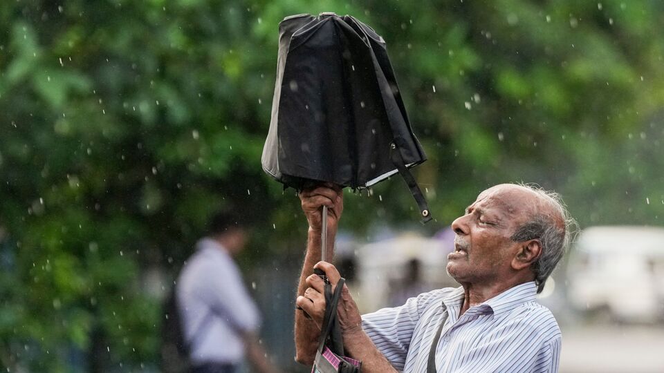 শনিবার উত্তর ২৪ পরগনা, দক্ষিণ ২৪ পরগনা, পূর্ব মেদিনীপুর, পশ্চিম মেদিনীপুর, নদিয়া, মুর্শিদাবাদ, পশ্চিম বর্ধমান, কলকাতা এবং হাওড়ার একটি বা দুটি অংশে বজ্রবিদ্যুৎ-সহ হালকা থেকে মাঝারি বৃষ্টি হবে। সঙ্গে ঘণ্টায় ৩০-৪০ কিলোমিটার বেগে ঝোড়ো হাওয়া বইবে। হুগলি, ঝাড়গ্রাম, পুরুলিয়া, বাঁকুড়া, পূর্ব বর্ধমান এবং বীরভূমে কোনও সতর্কতা জারি করা হয়নি। (ছবি সৌজন্যে পিটিআই)